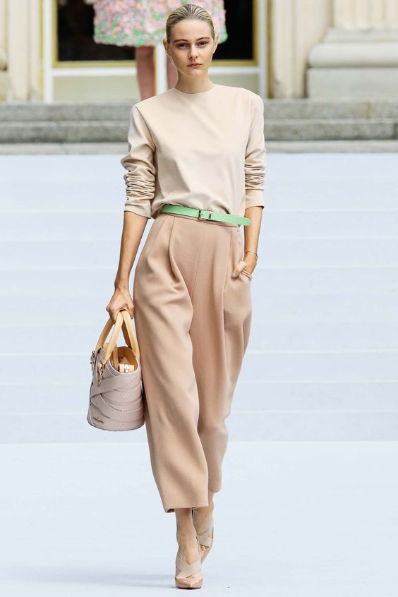Maquillage et vêtements dans des tons nude
