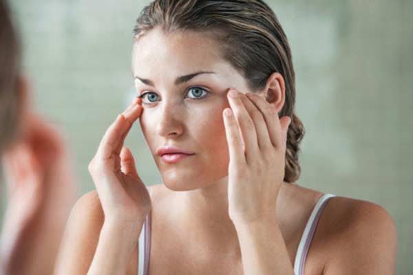 Peelings acides maison pour le visage avec des produits de pharmacie