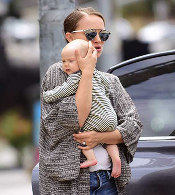 Natalie Portman et sa fille Amalia, à Los Angeles Natalie porte un jean pour une promenade