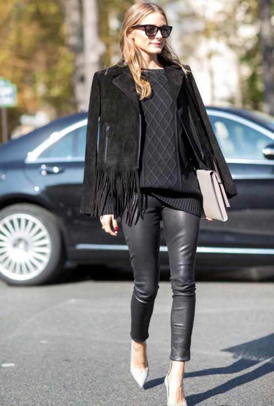 On diluant la tenue noire avec des accessoires gris