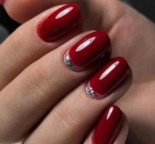 Rouge foncé avec accent de cuticule