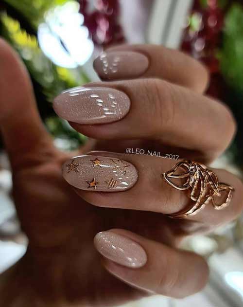 Manucure beige avec astérisques