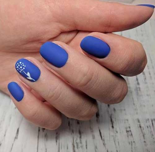 Manucure mate sur ongles courts avec un motif