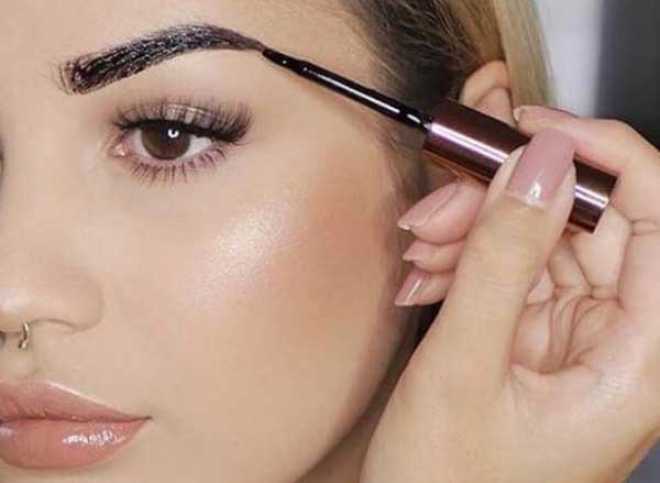 La forme des sourcils est passée de mode en 2018