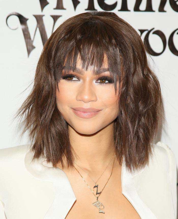 Frange courte et coupe de cheveux élégante