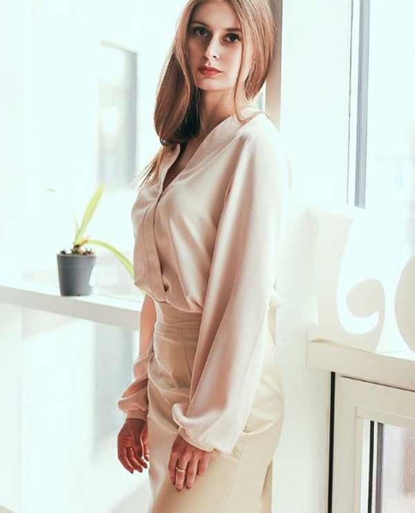 Chemisier ou chemise beige : comment se porter pour ressembler à un million