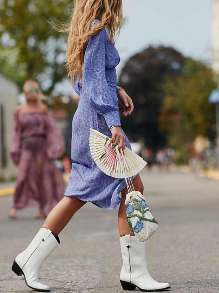 Bottes de cowboy et robe fleurie
