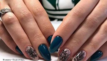 Manucure de couleur vert foncé avec un motif