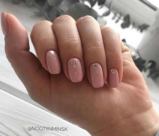 Triangles métalliques dans la conception des ongles