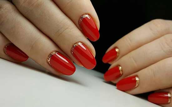 Manucure rouge vif avec de l'or