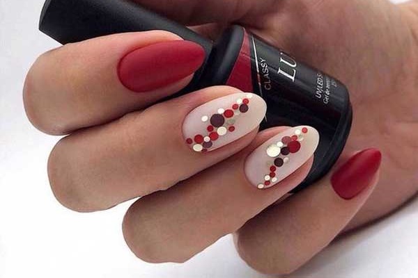 Couleur de vernis à ongles à la mode dans les tendances photo 2019