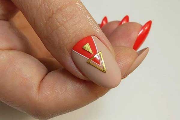 Manucure dorée sur ongles longs