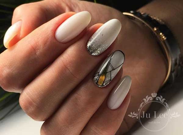 Photo de manucure dorée sur ongles longs