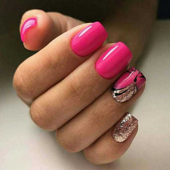 Manucure rose avec de l'or