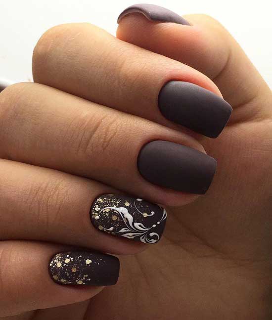 Mat avec des ongles dorés