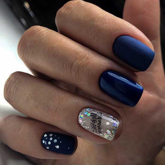 Manucure bleue avec de l'or