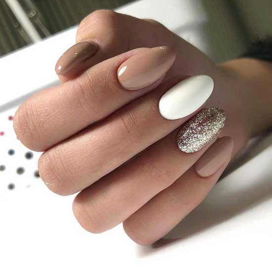 Manucure dorée et ton beige
