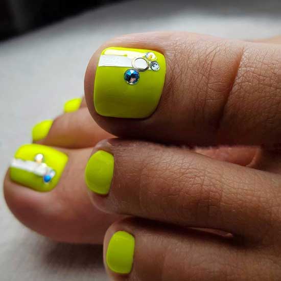 Pédicure aux couleurs néon