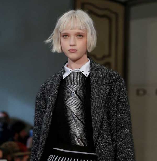Longueur à la mode d'une coupe de cheveux bob