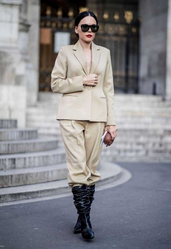 Pantalon de costume rentré dans les bottes
