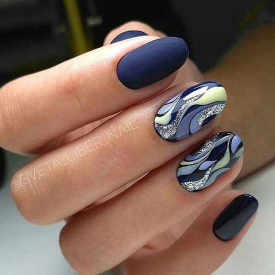 Manucure bleu mat