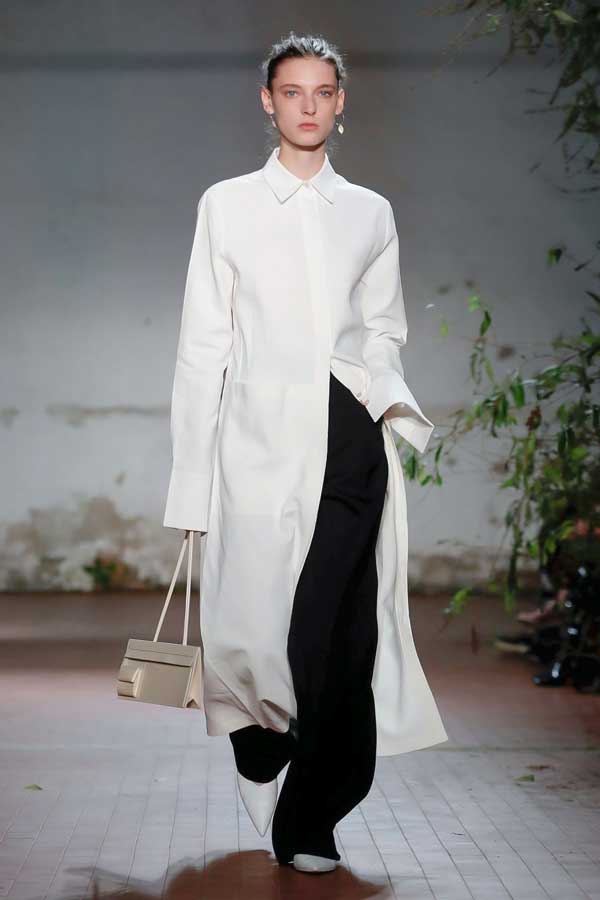 Jil Sander arc avec quoi porter avec une longue chemise blanche
