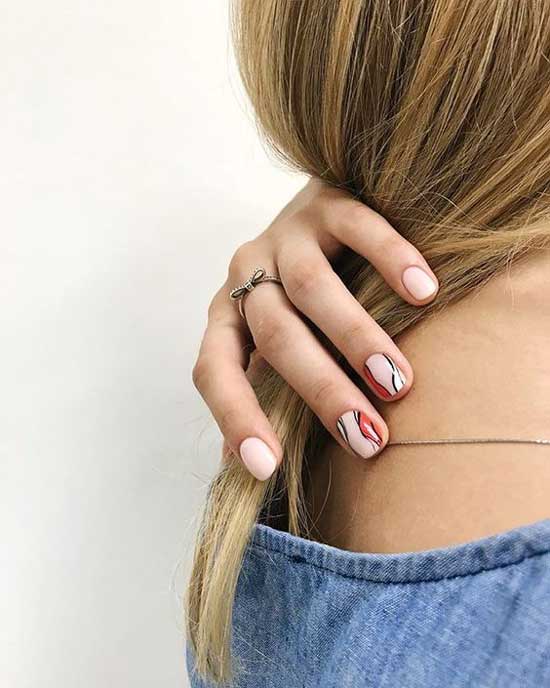 Manucure nue avec un design délicat