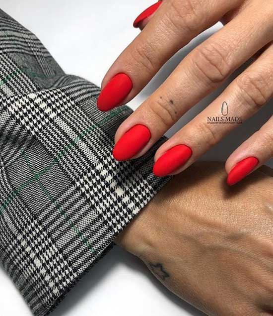 Manucure rouge mat de couleur unie