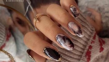 Manucure sombre chic
