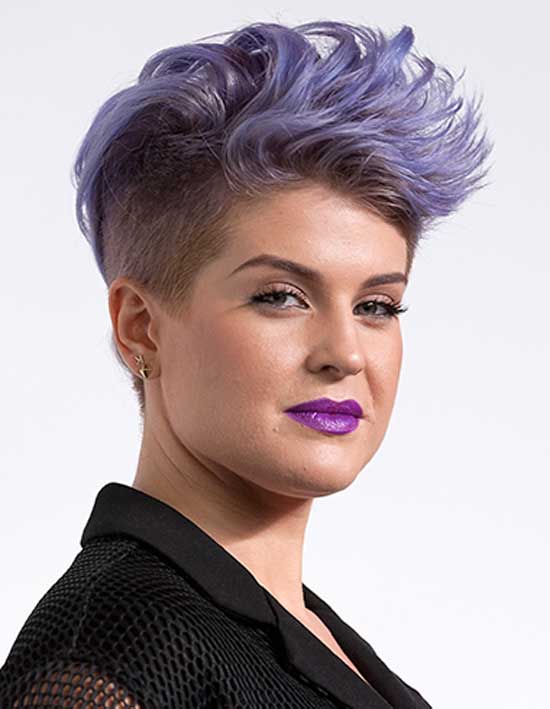 Belle coloration coupe de cheveux et whisky et nuque rasés