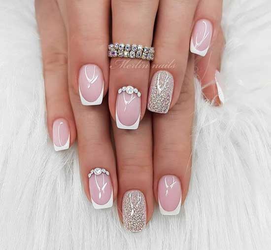 Paillettes et strass dans la conception combinée d'une manucure française