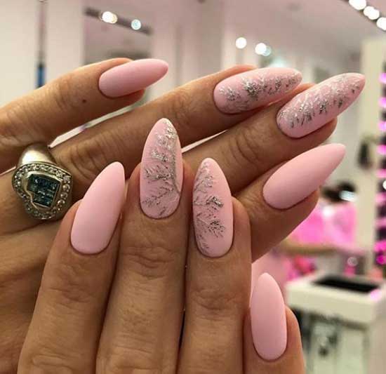 Manucure rose pour le nouvel an