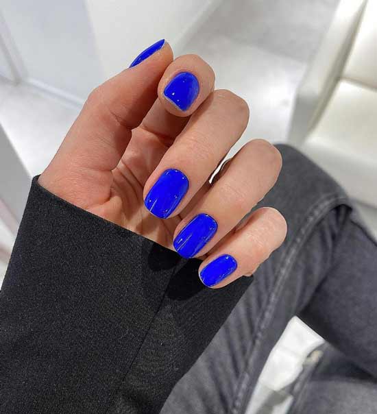 Belle couleur de manucure bleue