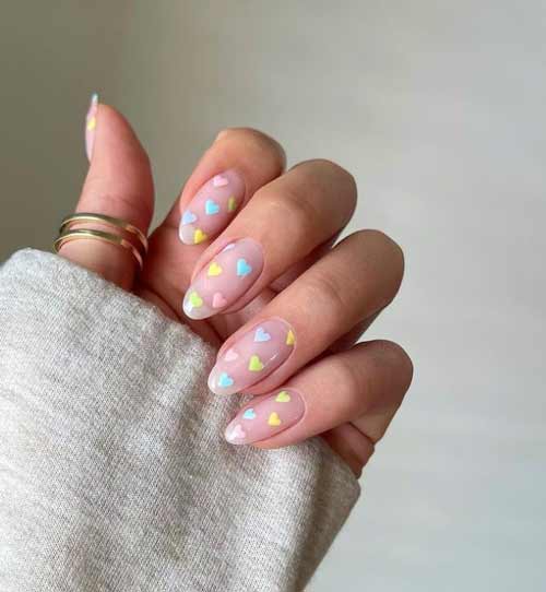 Manucure aux coeurs multicolores