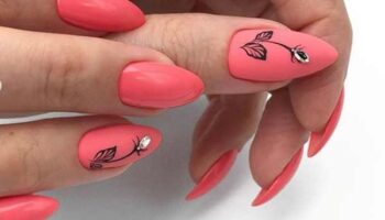 Manucure couleur corail avec motif printanier