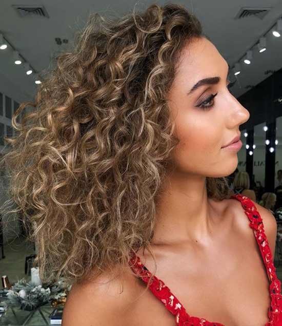 Cheveux bouclés