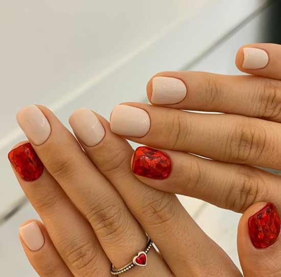 Photo de manucure rouge et beige
