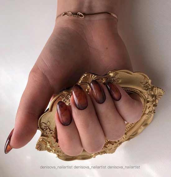 Manucure de couleur marron avec design