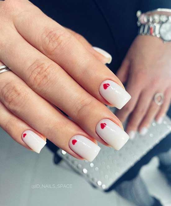 Blanc avec coeurs rouges