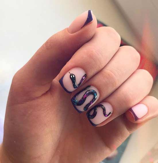 Manucure française sombre avec un serpent