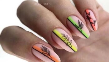 Conception d'ongles avec des rayures colorées