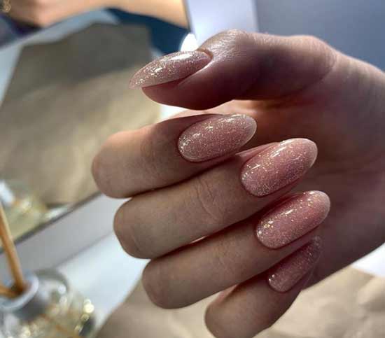 Manucure délicate à paillettes roses