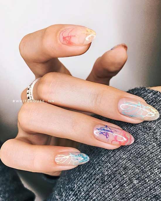 Manucure transparente pour ongles longs