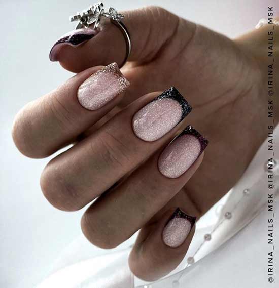 Manucure nude avec des paillettes sur les pointes