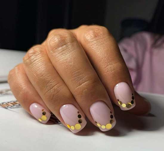 Grosses paillettes dorées sur le bout des ongles