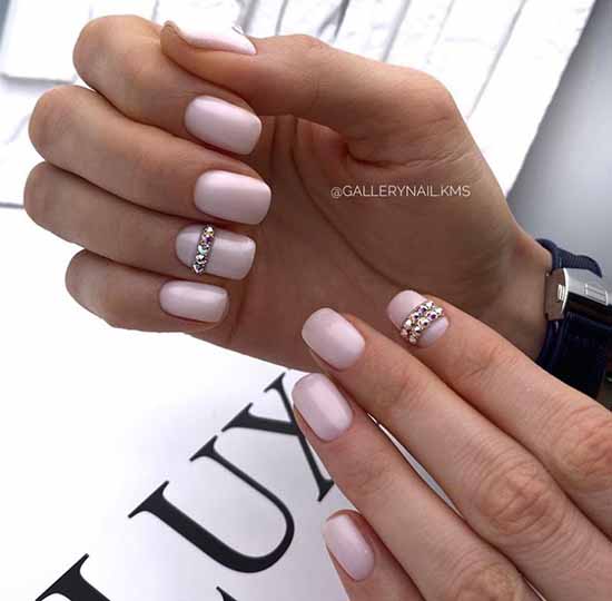 Conception d'ongles avec strass 2021: photos, nouveautés exquises