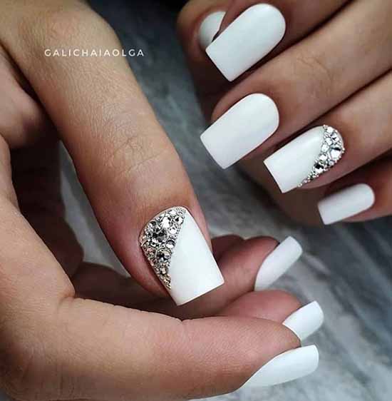 Conception d'ongles avec strass 2021: photos, nouveautés exquises