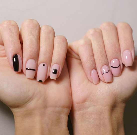 Manucure à l'école sur ongles moyens