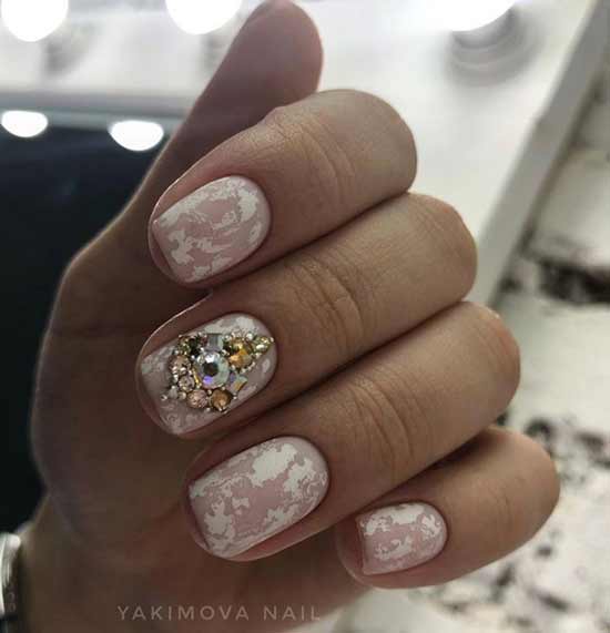 Feuille mate sur les ongles
