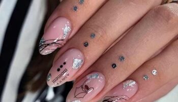 Manucure nue avec toile d'araignée